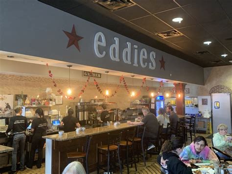 Eddie's diner - Chào mừng bạn đến với Eddie’s Quận 7, 408 Phạm Thái Bường trong khu quy hoạch tổng thể hiện đại Phú Mỹ Hưng, cách Quận 1 khoảng 25 phút. Mặc dù địa điểm D7 mới nhất và lớn nhất của chúng tôi có cách bài trí rất khác so với hai địa điểm còn lại, nhưng rõ ràng nó vẫn duy trì phong cách ăn uống cổ ...